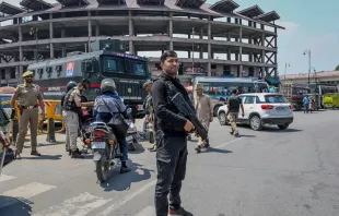 Policial guarda posto de controle em rua de Srinagar, Índia, em 1º de maio de 2025. O primeiro-ministro indiano, Narendra Modi, deu "liberdade operacional" aos militares para responder a um ataque terrorista na Caxemira, que o governo indiano atribuiu ao Paquistão, principal rival da Índia, disse um alto funcionário do governo da Índia em 29 de abril.