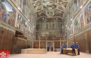 Obras em andamento na Capela Sistina, no Vaticano, poucos dias antes do conclave que elegerá o sucessor do papa Francisco.