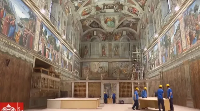 Obras em andamento na Capela Sistina poucos dias antes do conclave que elegerá o sucessor do papa Francisco ?? 