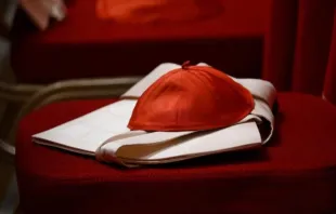 Um zucchetto, o solidéu vermelho usado pelos cardeais.