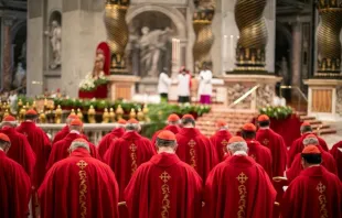 Cardeais participam da quinta missa de Novendiales pela alma do papa Francisco na basílica de São Pedro, no Vaticano, em 30 de abril de 2025.