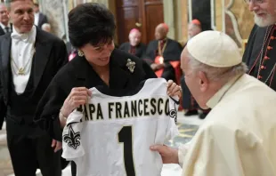 Membro da Papal Foundation dá ao papa Francisco com uma camisa personalizada do time de futebol New Orleans Saints em 12 de abril de 2024.