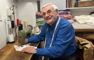 Raniero Mancinelli em sua oficina na Via Borgo Pio, em Roma.