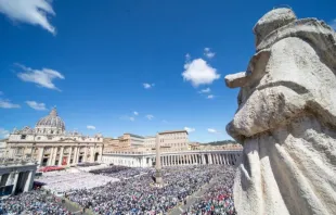 Centenas de milhares de pessoas em luto comparecem ao funeral do papa Francisco na praça de São Pedro, no Vaticano, em 26 de abril de 2025.
