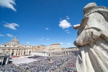 Centenas de milhares de pessoas em luto comparecem ao funeral do papa Francisco
