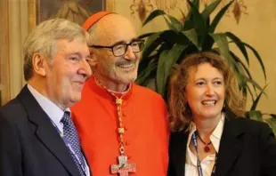 O cardeal Michael Czerny, com Gerald O'Connell, jornalista da revista jesuíta 'America', e sua mulher, Elizabeth Piqué, em 5 de outubro de 2019.