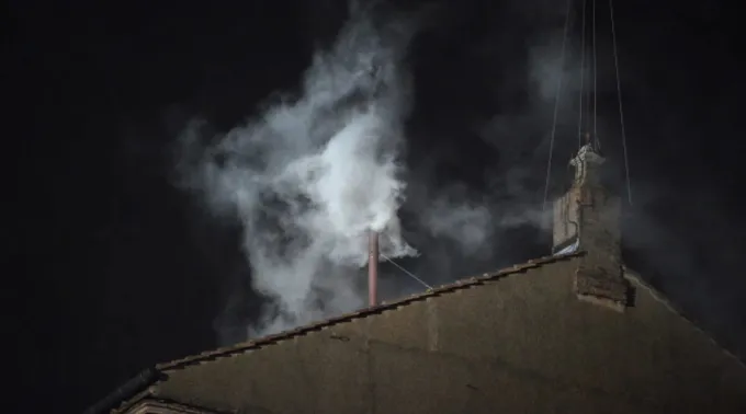 Fumaça branca sai da chaminé da Capela Sistina em 13 de março de 2013 ?? 