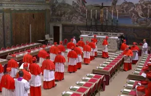 Cardeais entram em procissão na Capela Sistina enquanto o conclave para eleger o 266º sucessor de são Pedro, o 267º papa, começa hoje (7).
