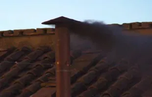 Primeira fumaça negra do conclave para eleger o sucessor do papa Francisco hoje (7) no Vaticano.