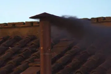 Primeira fumaça negra do conclave para eleger o sucessor do papa Francisco