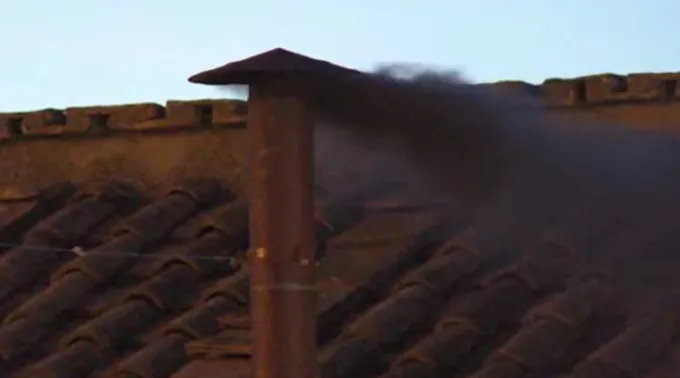 Primeira fumaça negra do conclave para eleger o sucessor do papa Francisco ?? 