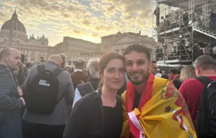 Marta e Guillermo, casal espanhol, ontem (7) na praça de São Pedro, no Vaticano.
