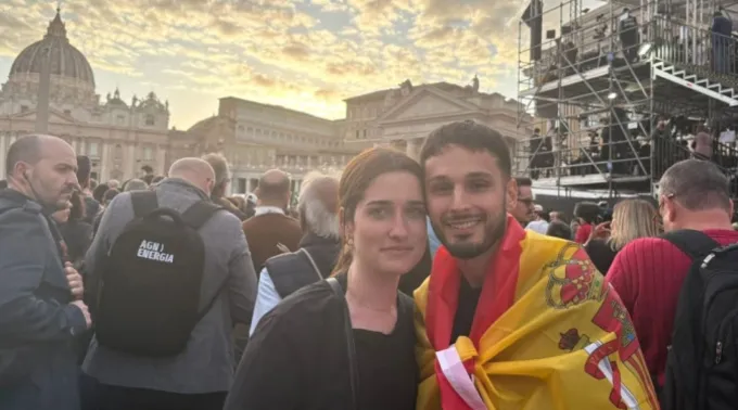Marta e Guillermo, casal espanhol na praça de São Pedro ?? 