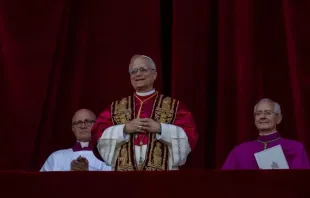 O papa Leão XIV saúda peregrinos hoje (8) na praça de São Pedro logo depois de sua eleição.