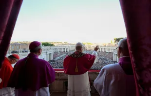 O papa Leão XIV ontem (8) na varanda da Loggia da basílica de São Pedro, no Vaticano.