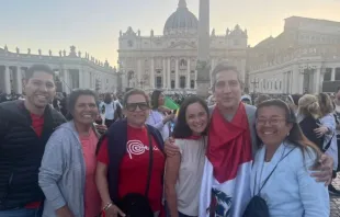 Peruanos celebram o habemus papam ontem (8) na praça de São Pedro, no Vaticano.