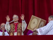 Papa Leão XIV saúda ontem (8) fiéis na praça de São Pedro, no Vaticano, logo depois de sua eleição ao papado.