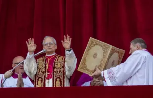 Papa Leão XIV saúda ontem (8) fiéis na praça de São Pedro, no Vaticano, logo depois de sua eleição ao papado.