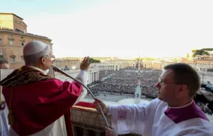 Papa Leão XIV abençoa fiéis ontem (8) na praça de São Pedro depois de sua eleição.