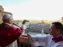 Papa Leão XIV abençoa fiéis ontem (8) na praça de São Pedro depois de sua eleição.