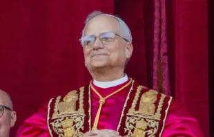 Papa Leão XIV ontem (8) em sua primeira aparição ao mundo, na varanda central da basílica de São Pedro.