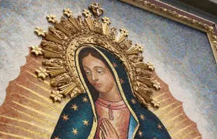 Mosaico de Nossa Senhora de Guadalupe na Catedral de Cristo em Orange, Califórnia, EUA.