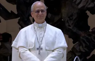 O papa Leão XIV recebe aplausos de jornalistas credenciados para cobrir o conclave em que foi eleito.