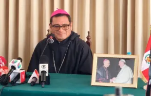 Bispo de Chiclayo, Peru, monsenhor Edinson Farfán, em entrevista coletiva na última sexta-feira (9).