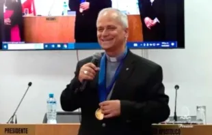 Quando bispo, o papa Leão XIV recebeu a Medalha de Ouro de São Toribio de Mogrovejo da Conferência Episcopal Peruana em 2023.