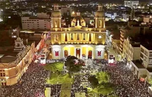 Missa no átrio da catedral de Chiclayo, Peru, no último sábado (10).
