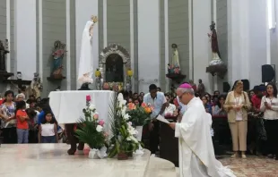 O papa Leão XIV, quando era bispo de Chiclayo, Peru, fez uma oração de consagração diante da imagem de Nossa Senhora de Fátima.