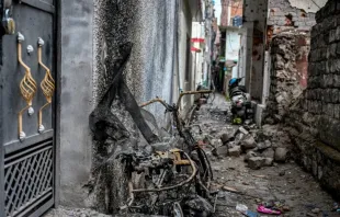 Uma moto carbonizada em 9 de maio de 2025, no local onde os gêmeos Zian Khan e Urwa Fatima foram mortos em 7 de maio em bombardeios de artilharia paquistanesa na principal cidade do distrito de Poonch, Índia.