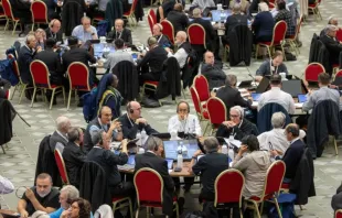 Delegados do Sínodo da Sinodalidade participam de mesas redondas na Aula Paulo VI, no Vaticano, em 10 de outubro de 2024.