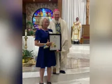 Jeanne Vath Ory recebe o prêmio Regina Matrum depois de missa especial celebrada pelo arcebispo de Nova Orleans, monsenhor Gregory Aymond, em sua paróquia natal, Santa Joana d'Arc, em LaPlace, Louisiana, em 12 de maio de 2025.