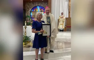 Jeanne Vath Ory recebe o prêmio Regina Matrum depois de missa especial celebrada pelo arcebispo de Nova Orleans, monsenhor Gregory Aymond, em sua paróquia natal, Santa Joana d'Arc, em LaPlace, Louisiana, em 12 de maio de 2025.