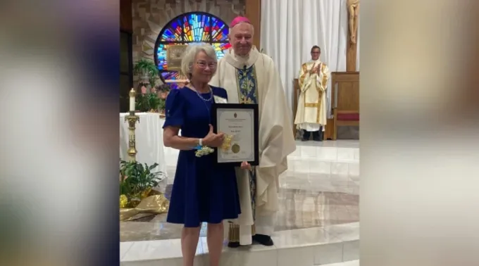 Jeanne Vath Ory recebe o prêmio Regina Matrum  em 12 de maio de 2025 ?? 