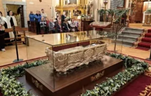 Peregrinos veneram o corpo de santa Teresa de Jesus em Alba de Tormes, Espanha.