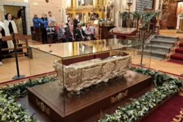 Peregrinos veneram o corpo de santa Teresa de Jesus na Espanha