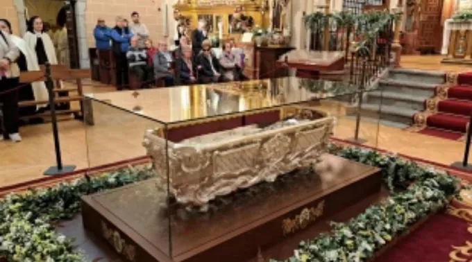 Peregrinos veneram o corpo de santa Teresa de Jesus na Espanha ?? 