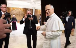 Papa Leão XIV se encontra com jornalistas na Cidade do Vaticano em 12 de maio de 2025.
