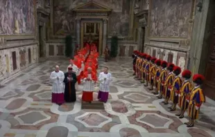 Cardeais seguem em procissão até a Capela Sistina, no Vaticano, enquanto começa o conclave para eleger o 266º sucessor de são Pedro, o 267º papa, em 7 de maio de 2025.