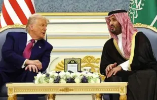 O presidente dos EUA, Donald Trump, se encontra com o príncipe herdeiro saudita Mohammed bin Salman numa "cerimônia do café" na Corte Real Saudita, em Riad, Arábia Saudita, em 13 de maio de 2025.
