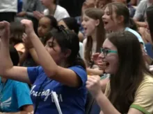 Jovens estudantes comemoram em assembleia na Bishop O'Connell High School em Arlington, Virgínia, EUA, em 10 de maio de 2025.