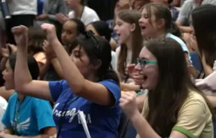 Jovens estudantes comemoram em assembleia na Bishop O'Connell High School em Arlington, Virgínia, EUA, em 10 de maio de 2025.
