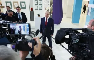 O presidente da Rússia, Vladimir Putin (centro) fala ontem (19) com jornalistas no Centro Educacional Sirius, em Sóchi, Rússia, depois de uma conversa telefônica com o presidente dos EUA, Donald Trump.