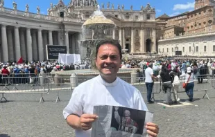 O arcebispo Humberto González na praça de São Pedro, no Vaticano, depois da missa de inauguração do pontificado de Leão XIV no último domingo (18).