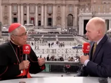 O arcebispo de Singapura, cardeal William Goh, fala com Matthew Bunson, vice-presidente da EWTN, na última segunda-feira (19).