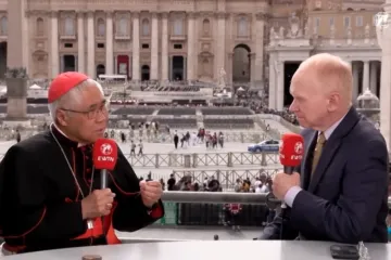 Cardeal William Goh fala com Matthew Bunson em 19 de maio de 2025