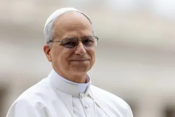 Papa Leão XIV sorri em sua primeira audiência geral na praça de São Pedro em 21 de maio de 2025