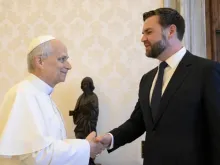 Papa Leão XIV cumprimenta o vice-presidente dos EUA, J.D. Vance, na biblioteca papal, no Vaticano, na última segunda-feira (19).